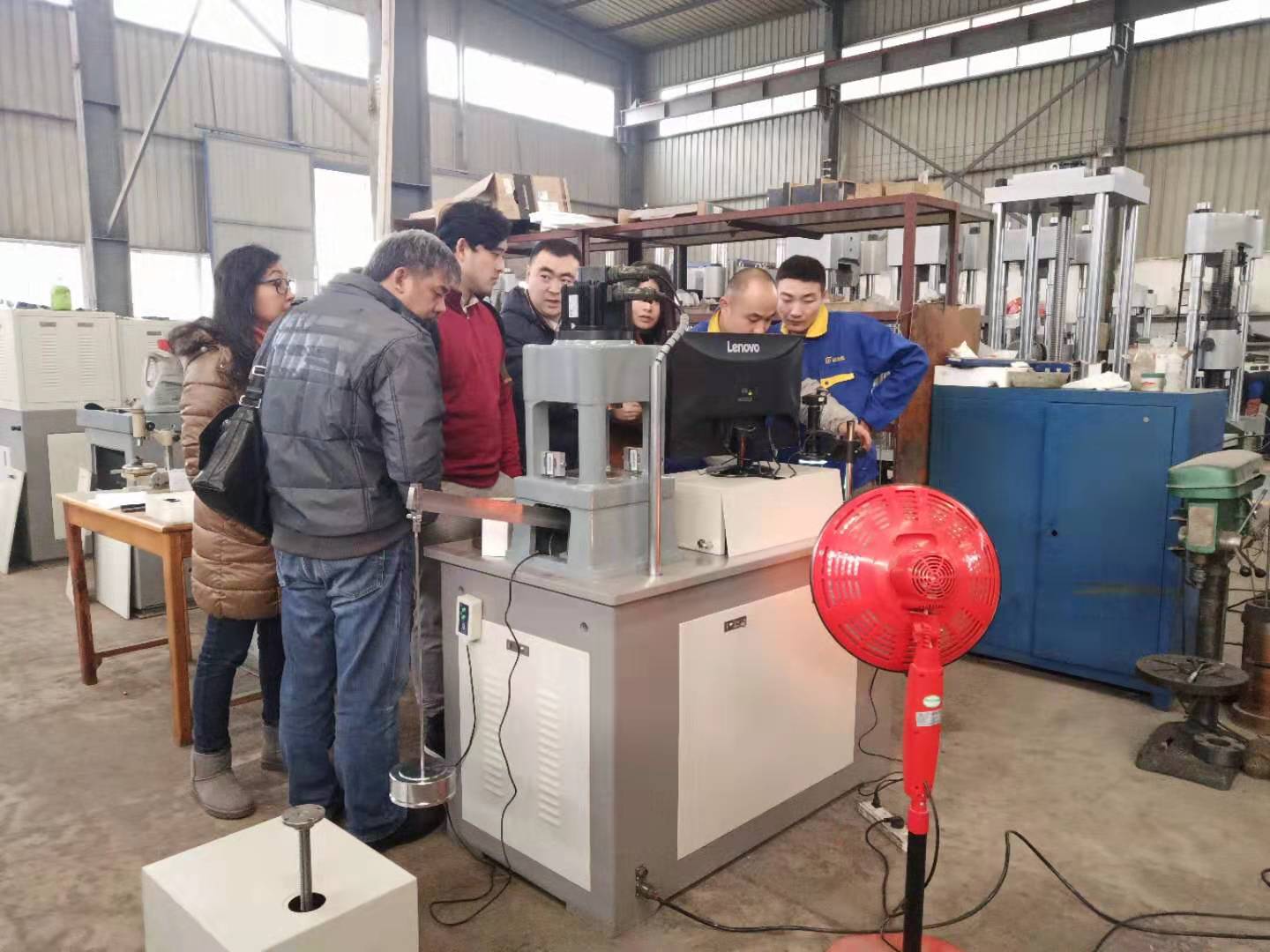 國外客戶到濟南蜜桃色视频在线观看工廠參觀考察