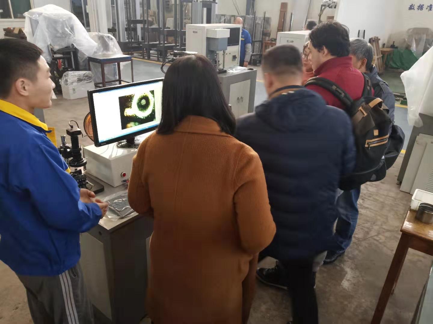 國外客戶到濟南蜜桃色视频在线观看工廠參觀考察